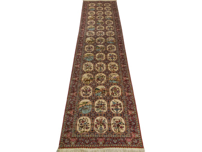 Sehr feiner, handgeknüpfter Khademi Läufer Orientteppich mit Ghom Design aus reiner Seide, multicolor. 363x78 cm. Vertrieb durch Jupiter Intl.