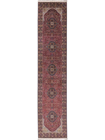 Sehr feiner, handgeknüpfter Khademi Orientteppich Läufer mit Ghom Deisgn aus reiner Seide, rot, blau. 370x79 cm. Vertrieb durch Jupiter Intl.