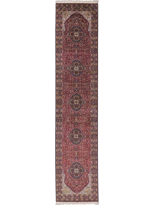 Sehr feiner, handgeknüpfter Khademi Orientteppich Läufer mit Ghom Deisgn aus reiner Seide, rot, blau. 370x79 cm. Vertrieb durch Jupiter Intl.