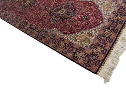 Sehr feiner, handgeknüpfter Khademi Orientteppich Läufer mit Ghom Deisgn aus reiner Seide, rot, blau. 370x79 cm. Vertrieb durch Jupiter Intl.