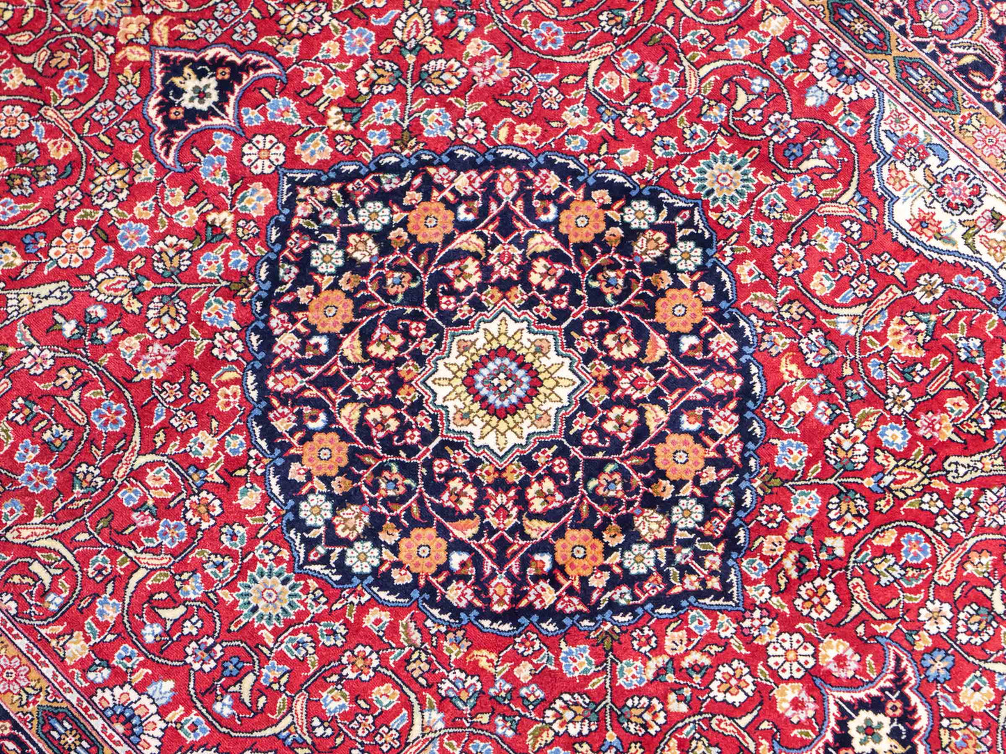 Sehr feiner, handgeknüpfter Khademi Orientteppich Läufer mit Ghom Deisgn aus reiner Seide, rot, blau. 370x79 cm. Vertrieb durch Jupiter Intl.
