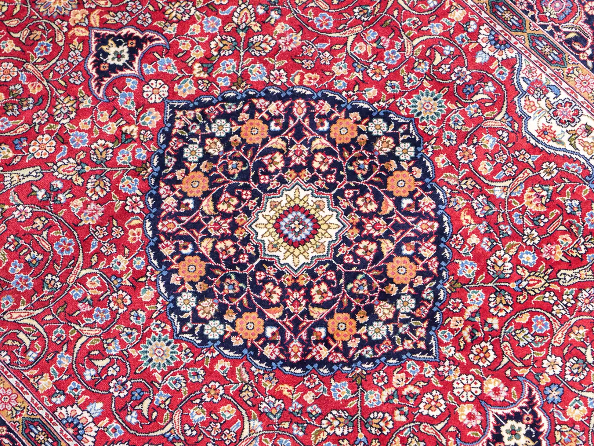 Sehr feiner, handgeknüpfter Khademi Orientteppich Läufer mit Ghom Deisgn aus reiner Seide, rot, blau. 370x79 cm. Vertrieb durch Jupiter Intl.