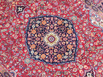 Sehr feiner, handgeknüpfter Khademi Orientteppich Läufer mit Ghom Deisgn aus reiner Seide, rot, blau. 370x79 cm. Vertrieb durch Jupiter Intl.