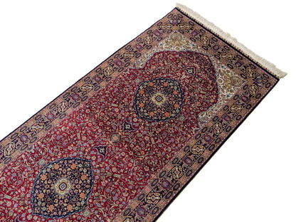 Sehr feiner, handgeknüpfter Khademi Orientteppich Läufer mit Ghom Deisgn aus reiner Seide, rot, blau. 370x79 cm. Vertrieb durch Jupiter Intl.