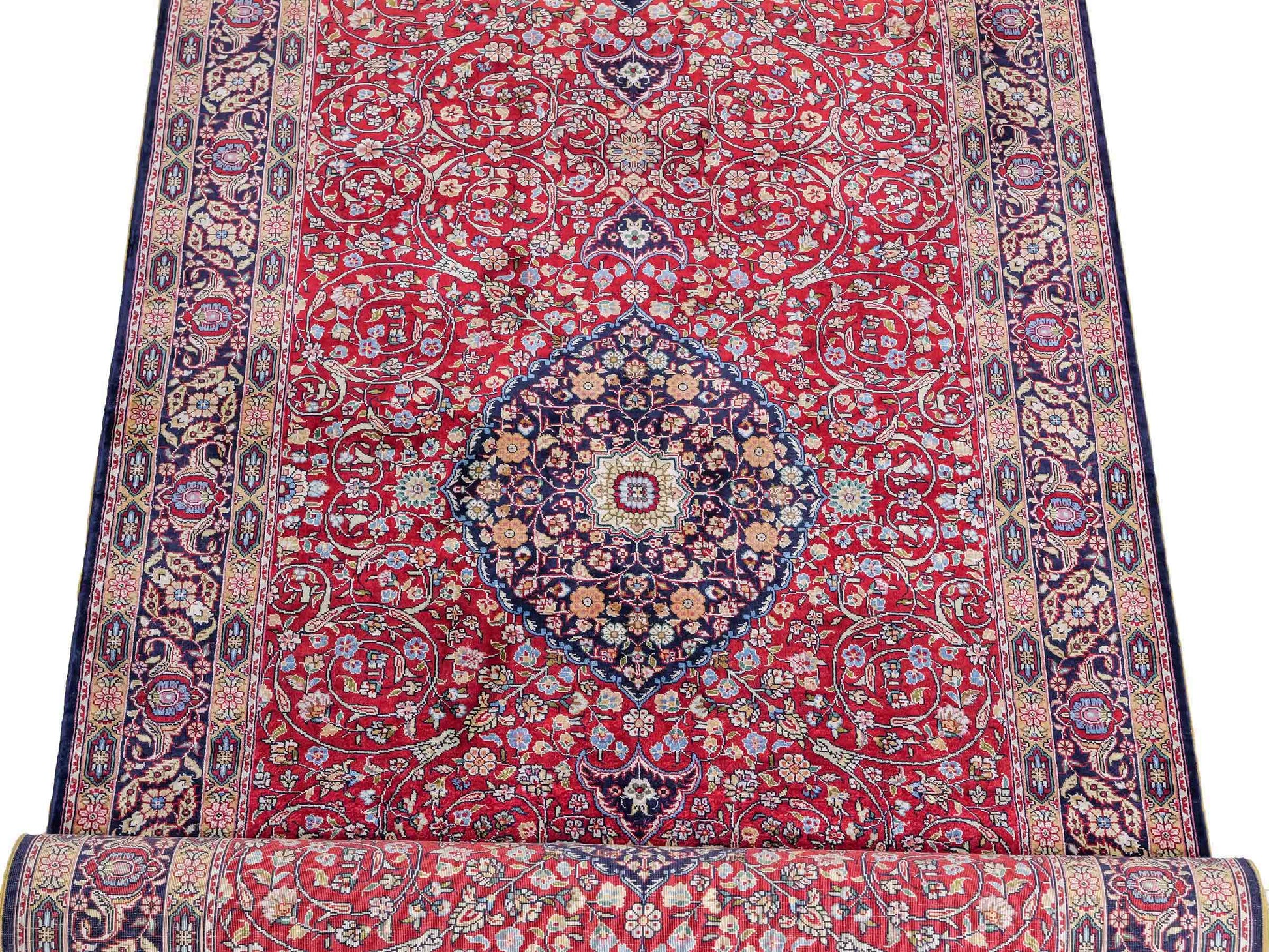 Sehr feiner, handgeknüpfter Khademi Orientteppich Läufer mit Ghom Deisgn aus reiner Seide, rot, blau. 370x79 cm. Vertrieb durch Jupiter Intl.