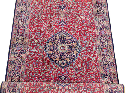 Sehr feiner, handgeknüpfter Khademi Orientteppich Läufer mit Ghom Deisgn aus reiner Seide, rot, blau. 370x79 cm. Vertrieb durch Jupiter Intl.