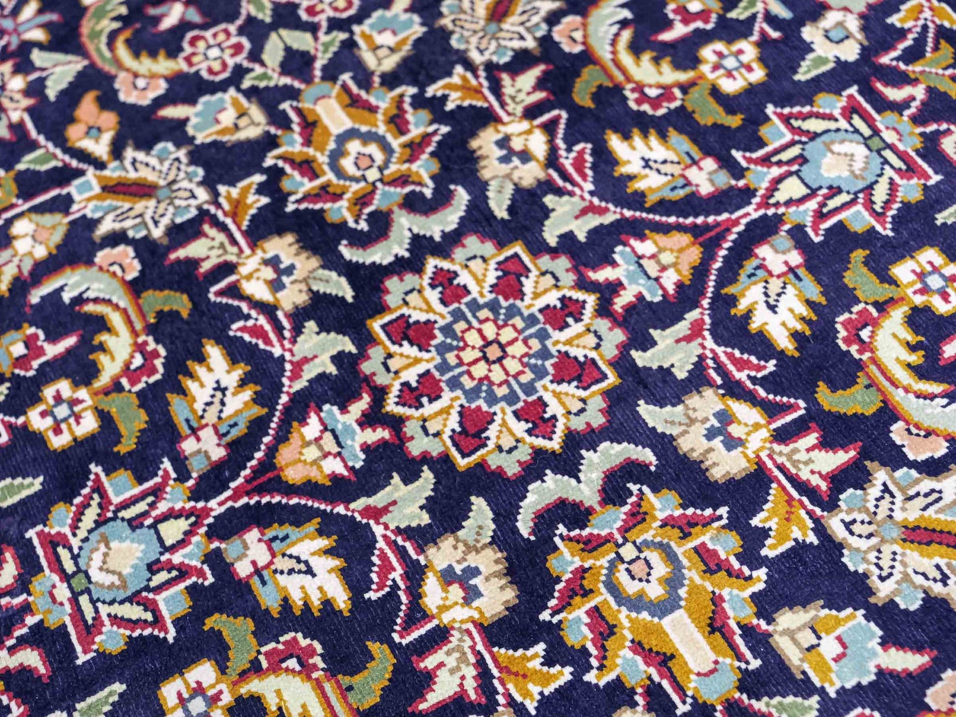 Sehr feiner, handgeknüpfter, runder Khademi Orientteppich mit Ghom Design aus reiner Seide, blau, rot. 61x61 cm. Vertrieb durch Jupiter Intl.