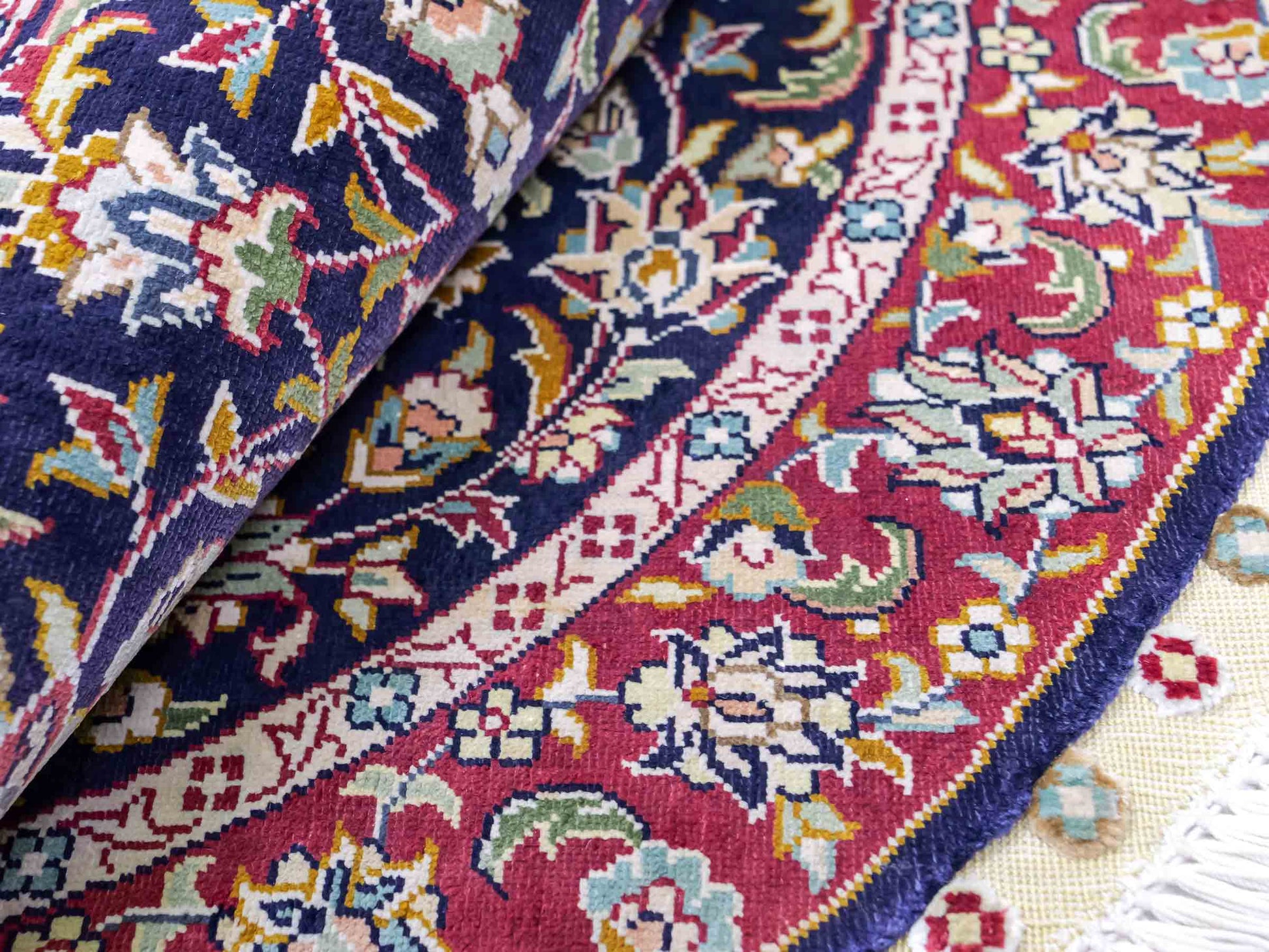 Sehr feiner, handgeknüpfter, runder Khademi Orientteppich mit Ghom Design aus reiner Seide, blau, rot. 61x61 cm. Vertrieb durch Jupiter Intl.