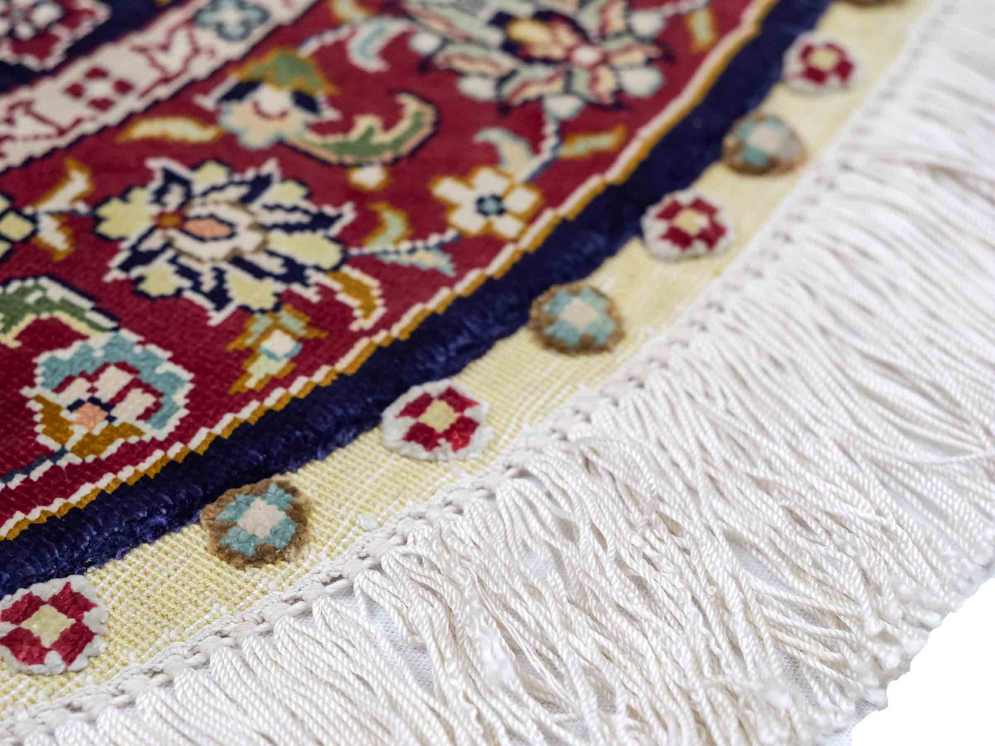 Sehr feiner, handgeknüpfter, runder Khademi Orientteppich mit Ghom Design aus reiner Seide, blau, rot. 61x61 cm. Vertrieb durch Jupiter Intl.