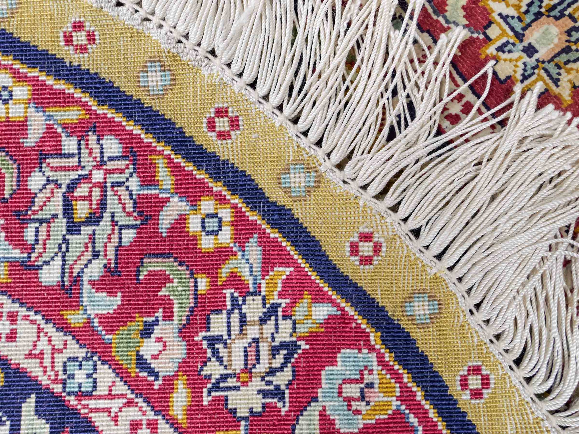Sehr feiner, handgeknüpfter, runder Khademi Orientteppich mit Ghom Design aus reiner Seide, blau, rot. 61x61 cm. Vertrieb durch Jupiter Intl.