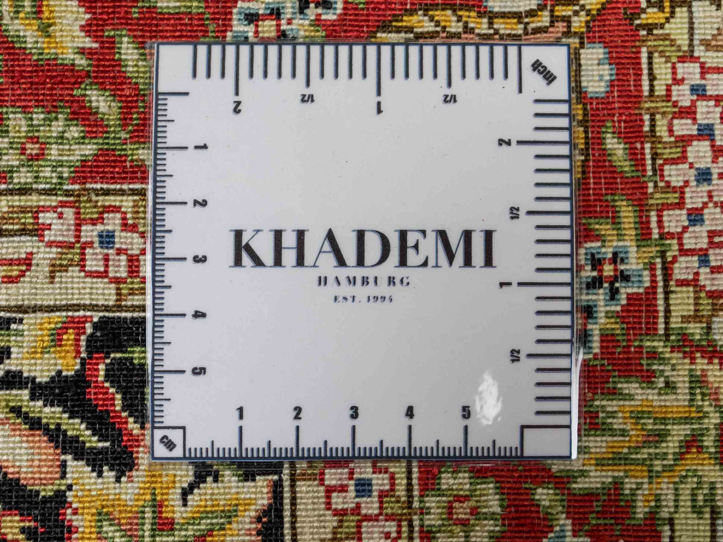 Sehr feiner, handgeknüpfter Khademi Ghom Orientteppich aus reiner Seide, schwarz, gold, rot. 62x48 cm. Vertrieb durch Jupiter Intl.
