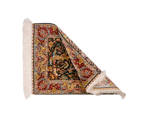 Sehr feiner, handgeknüpfter Khademi Ghom Orientteppich aus reiner Seide, schwarz, gold, rot. 62x48 cm. Vertrieb durch Jupiter Intl.