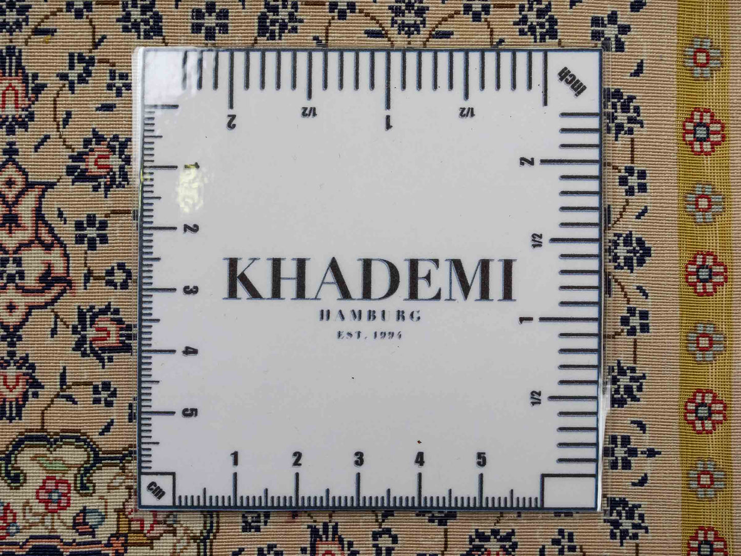 Extrem feiner, handgeknüpfter Khademi Ghom Orientteppich aus purer Seide, beige, braun, creme. 86x64 cm. Verkauf durch Jupiter Intl.