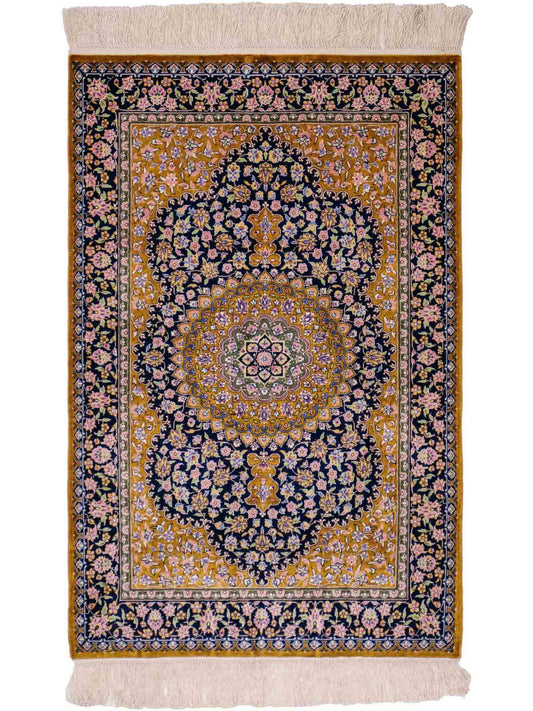 Sehr feiner, handgeknüpfter Khademi Orientteppich mit Ghom Design aus reiner Seide, oliv, braun, blau. 91x62 cm. Vertrieb durch Jupiter Intl.