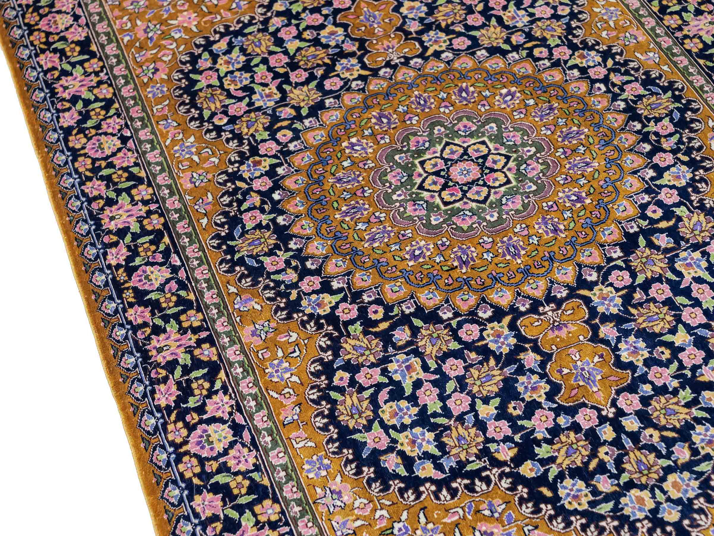 Sehr feiner, handgeknüpfter Khademi Orientteppich mit Ghom Design aus reiner Seide, oliv, braun, blau. 91x62 cm. Vertrieb durch Jupiter Intl.