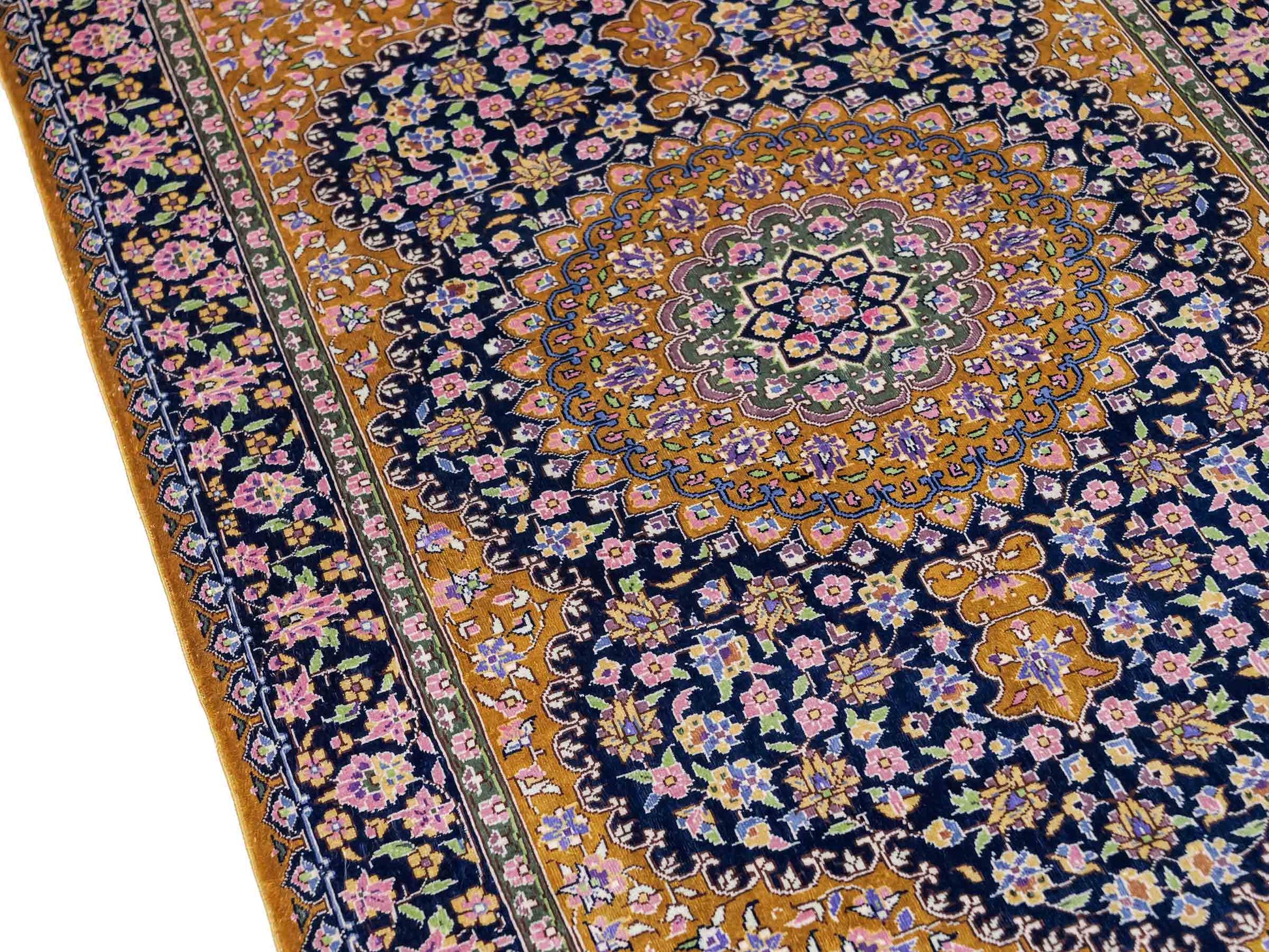 Sehr feiner, handgeknüpfter Khademi Orientteppich mit Ghom Design aus reiner Seide, oliv, braun, blau. 91x62 cm. Vertrieb durch Jupiter Intl.