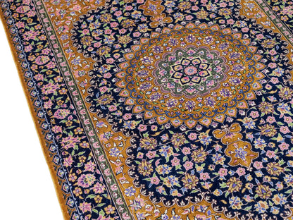 Sehr feiner, handgeknüpfter Khademi Orientteppich mit Ghom Design aus reiner Seide, oliv, braun, blau. 91x62 cm. Vertrieb durch Jupiter Intl.