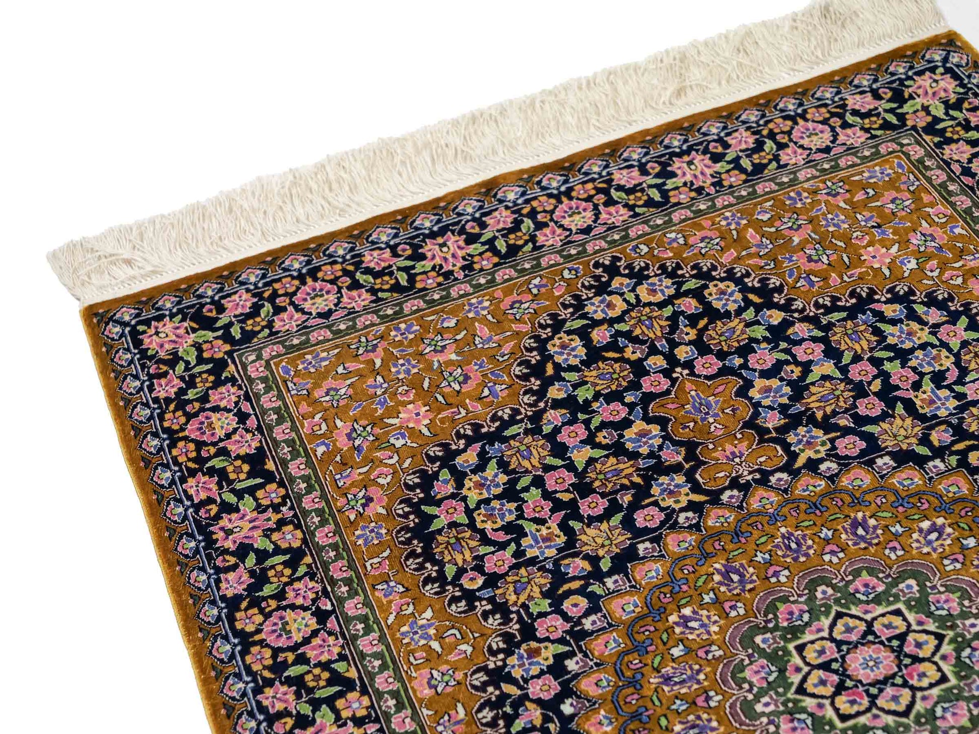 Sehr feiner, handgeknüpfter Khademi Orientteppich mit Ghom Design aus reiner Seide, oliv, braun, blau. 91x62 cm. Vertrieb durch Jupiter Intl.