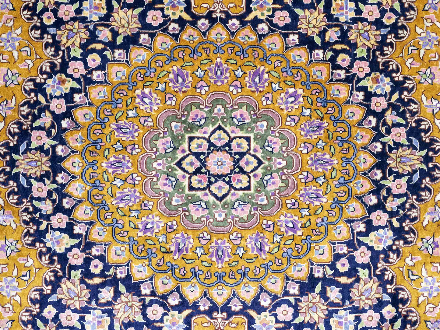 Sehr feiner, handgeknüpfter Khademi Orientteppich mit Ghom Design aus reiner Seide, oliv, braun, blau. 91x62 cm. Vertrieb durch Jupiter Intl.