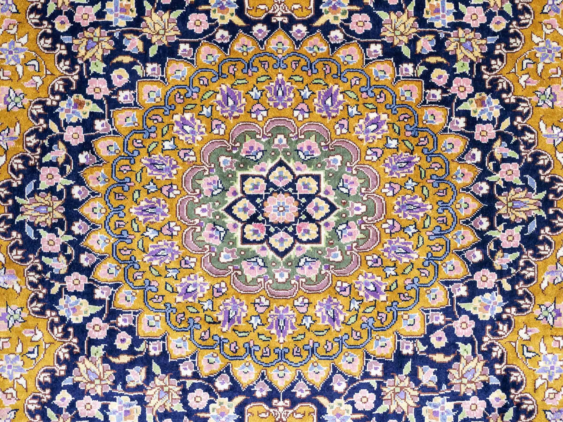 Sehr feiner, handgeknüpfter Khademi Orientteppich mit Ghom Design aus reiner Seide, oliv, braun, blau. 91x62 cm. Vertrieb durch Jupiter Intl.