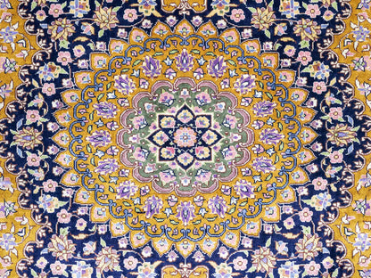 Sehr feiner, handgeknüpfter Khademi Orientteppich mit Ghom Design aus reiner Seide, oliv, braun, blau. 91x62 cm. Vertrieb durch Jupiter Intl.