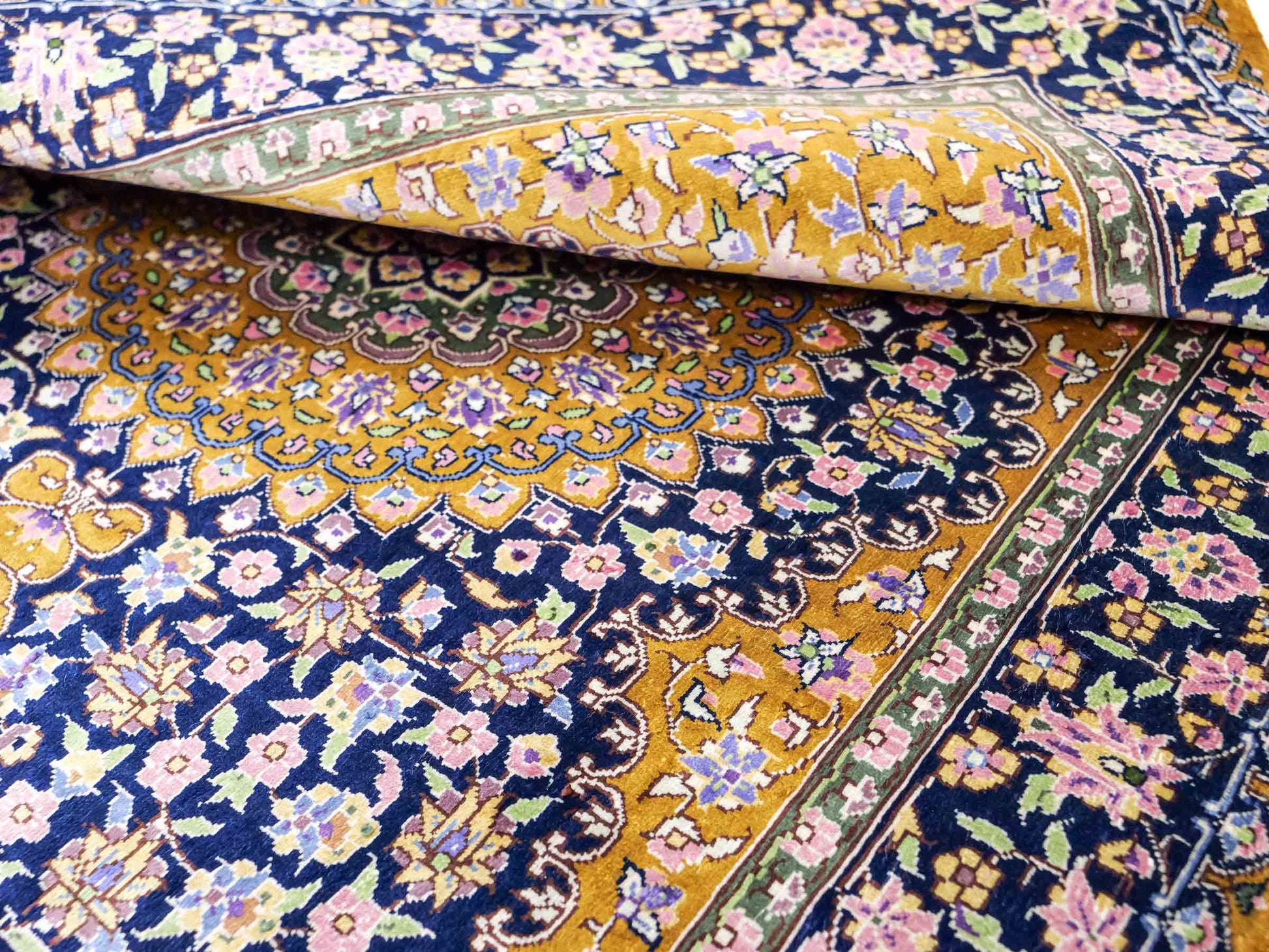 Sehr feiner, handgeknüpfter Khademi Orientteppich mit Ghom Design aus reiner Seide, oliv, braun, blau. 91x62 cm. Vertrieb durch Jupiter Intl.