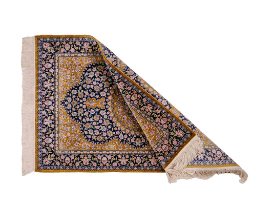 Sehr feiner, handgeknüpfter Khademi Orientteppich mit Ghom Design aus reiner Seide, oliv, braun, blau. 91x62 cm. Vertrieb durch Jupiter Intl.