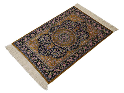 Sehr feiner, handgeknüpfter Khademi Orientteppich mit Ghom Design aus reiner Seide, oliv, braun, blau. 91x62 cm. Vertrieb durch Jupiter Intl.