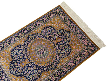 Sehr feiner, handgeknüpfter Khademi Orientteppich mit Ghom Design aus reiner Seide, oliv, braun, blau. 91x62 cm. Vertrieb durch Jupiter Intl.