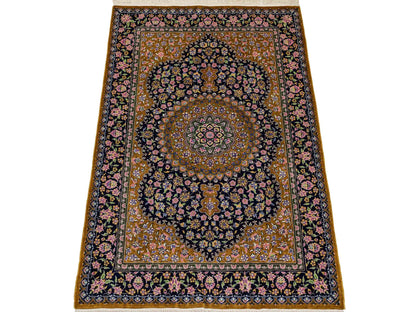Sehr feiner, handgeknüpfter Khademi Orientteppich mit Ghom Design aus reiner Seide, oliv, braun, blau. 91x62 cm. Vertrieb durch Jupiter Intl.