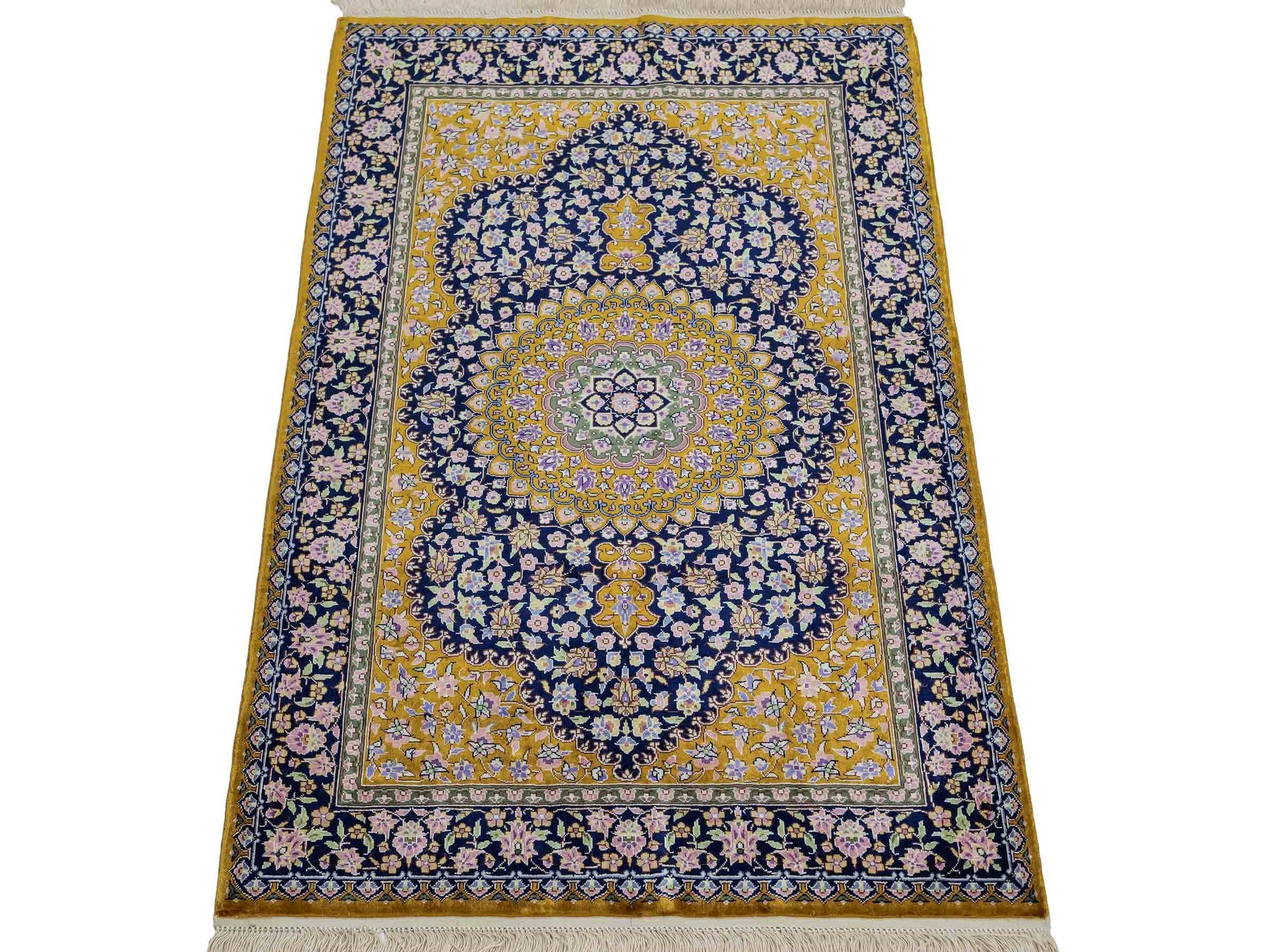 Sehr feiner, handgeknüpfter Khademi Orientteppich mit Ghom Design aus reiner Seide, oliv, braun, blau. 91x62 cm. Vertrieb durch Jupiter Intl.