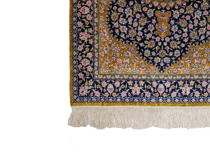 Sehr feiner, handgeknüpfter Khademi Orientteppich mit Ghom Design aus reiner Seide, oliv, braun, blau. 91x62 cm. Vertrieb durch Jupiter Intl.