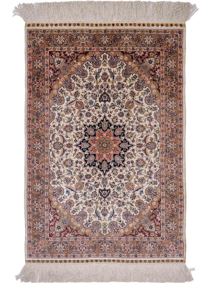 Sehr feiner, handgeknüpfter Khademi Orientteppich mit Ghom Design aus reiner Seide, weiß, creme. 91x62 cm. Vertrieb durch Jupiter Intl.