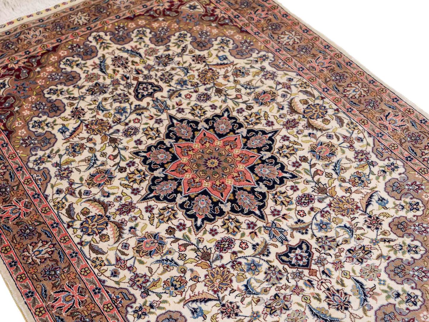 Sehr feiner, handgeknüpfter Khademi Orientteppich mit Ghom Design aus reiner Seide, weiß, creme. 91x62 cm. Vertrieb durch Jupiter Intl.