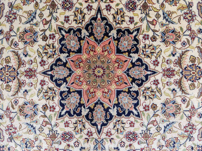 Sehr feiner, handgeknüpfter Khademi Orientteppich mit Ghom Design aus reiner Seide, weiß, creme. 91x62 cm. Vertrieb durch Jupiter Intl.