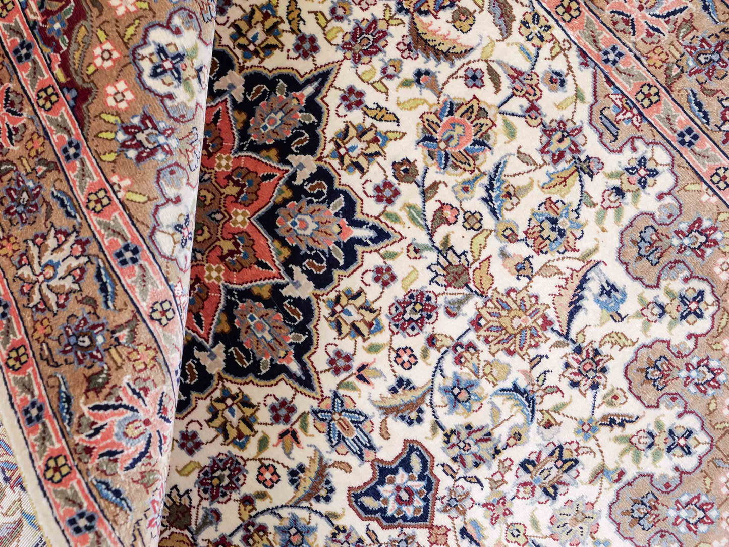 Sehr feiner, handgeknüpfter Khademi Orientteppich mit Ghom Design aus reiner Seide, weiß, creme. 91x62 cm. Vertrieb durch Jupiter Intl.