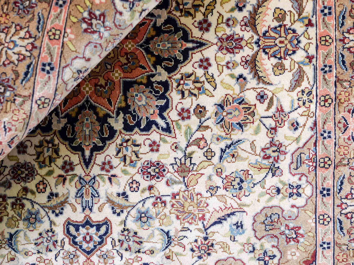 Sehr feiner, handgeknüpfter Khademi Orientteppich mit Ghom Design aus reiner Seide, weiß, creme. 91x62 cm. Vertrieb durch Jupiter Intl.