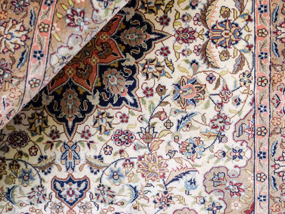 Sehr feiner, handgeknüpfter Khademi Orientteppich mit Ghom Design aus reiner Seide, weiß, creme. 91x62 cm. Vertrieb durch Jupiter Intl.