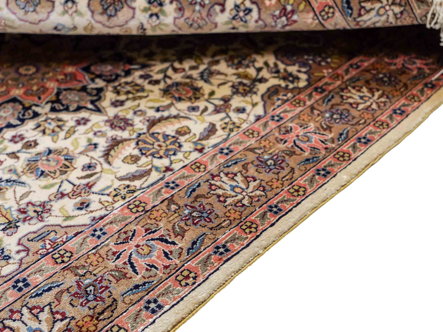 Sehr feiner, handgeknüpfter Khademi Orientteppich mit Ghom Design aus reiner Seide, weiß, creme. 91x62 cm. Vertrieb durch Jupiter Intl.