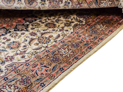 Sehr feiner, handgeknüpfter Khademi Orientteppich mit Ghom Design aus reiner Seide, weiß, creme. 91x62 cm. Vertrieb durch Jupiter Intl.