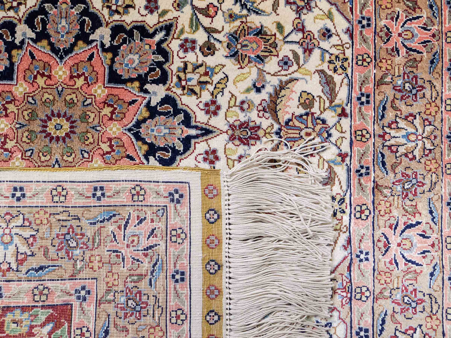 Sehr feiner, handgeknüpfter Khademi Orientteppich mit Ghom Design aus reiner Seide, weiß, creme. 91x62 cm. Vertrieb durch Jupiter Intl.
