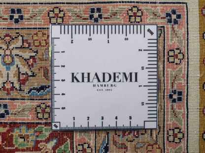 Sehr feiner, handgeknüpfter Khademi Orientteppich mit Ghom Design aus reiner Seide, weiß, creme. 91x62 cm. Vertrieb durch Jupiter Intl.