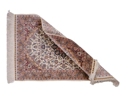 Sehr feiner, handgeknüpfter Khademi Orientteppich mit Ghom Design aus reiner Seide, weiß, creme. 91x62 cm. Vertrieb durch Jupiter Intl.