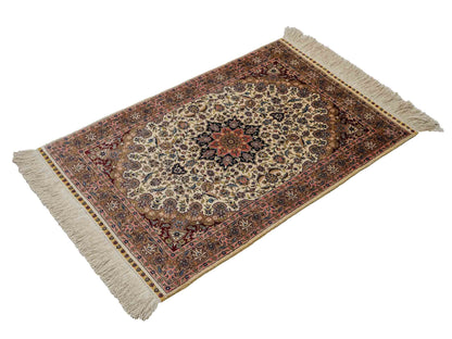 Sehr feiner, handgeknüpfter Khademi Orientteppich mit Ghom Design aus reiner Seide, weiß, creme. 91x62 cm. Vertrieb durch Jupiter Intl.