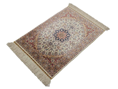 Sehr feiner, handgeknüpfter Khademi Orientteppich mit Ghom Design aus reiner Seide, weiß, creme. 91x62 cm. Vertrieb durch Jupiter Intl.