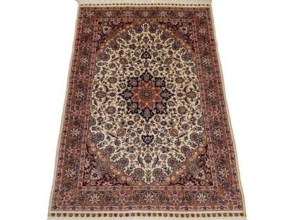 Sehr feiner, handgeknüpfter Khademi Orientteppich mit Ghom Design aus reiner Seide, weiß, creme. 91x62 cm. Vertrieb durch Jupiter Intl.