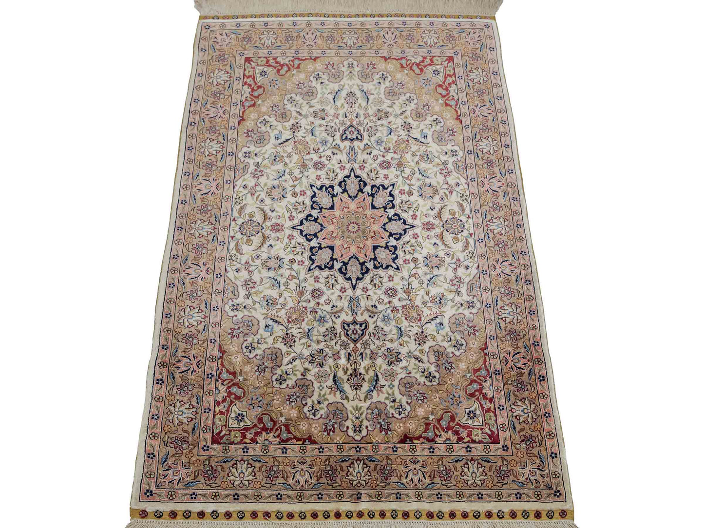 Sehr feiner, handgeknüpfter Khademi Orientteppich mit Ghom Design aus reiner Seide, weiß, creme. 91x62 cm. Vertrieb durch Jupiter Intl.