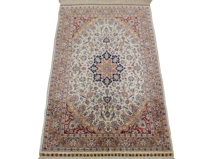 Sehr feiner, handgeknüpfter Khademi Orientteppich mit Ghom Design aus reiner Seide, weiß, creme. 91x62 cm. Vertrieb durch Jupiter Intl.