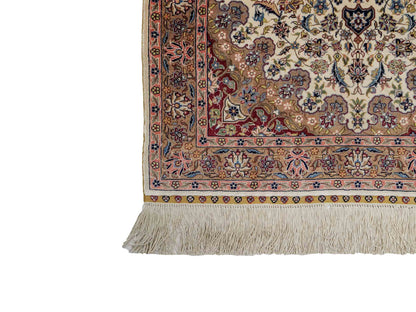 Sehr feiner, handgeknüpfter Khademi Orientteppich mit Ghom Design aus reiner Seide, weiß, creme. 91x62 cm. Vertrieb durch Jupiter Intl.