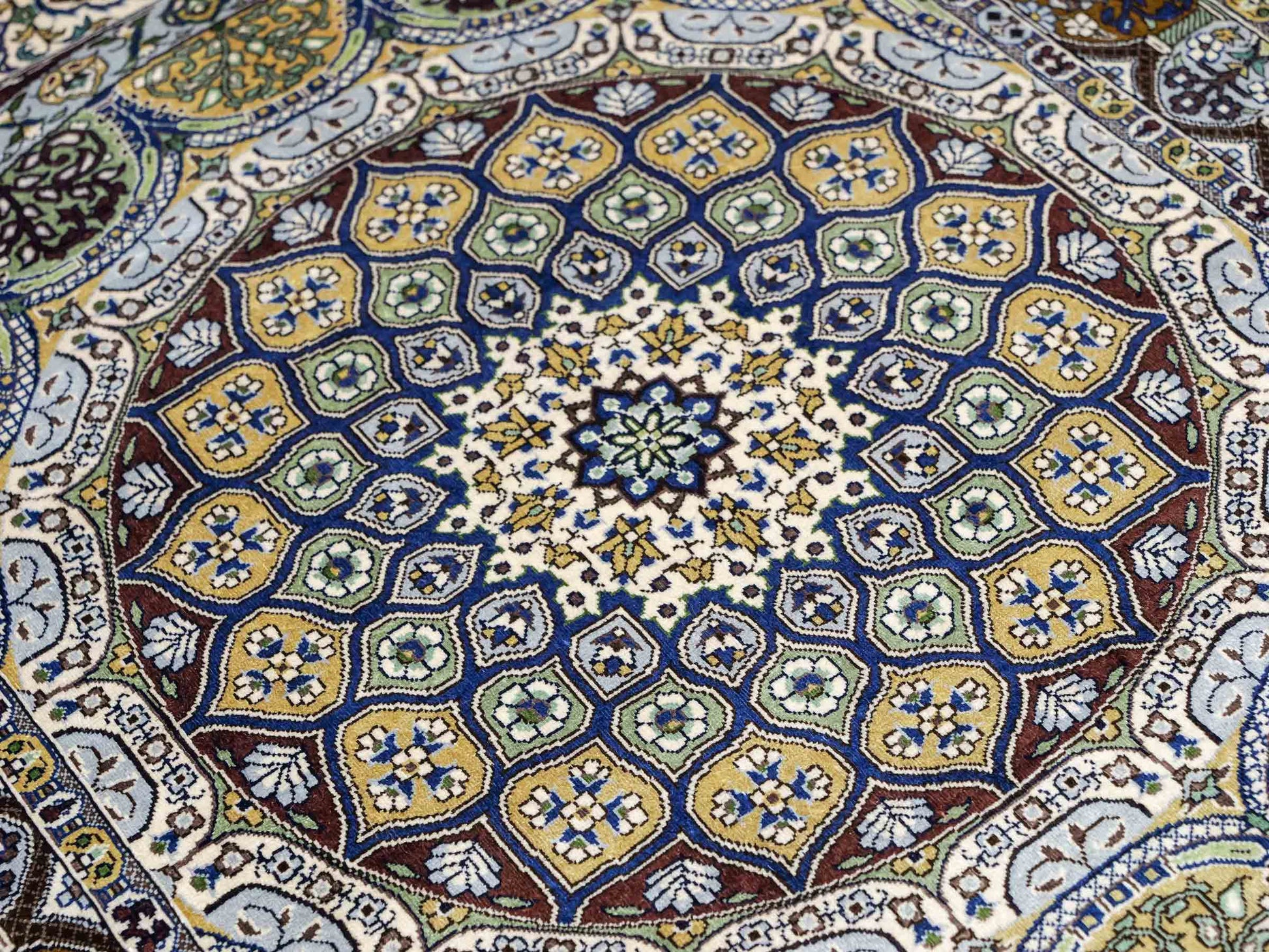 Sehr feiner, handgeknüpfter Khademi Orientteppich mit Ghom Design aus reiner Seide, braun, multicolor. 92x62 cm. Vertrieb durch Jupiter Intl.